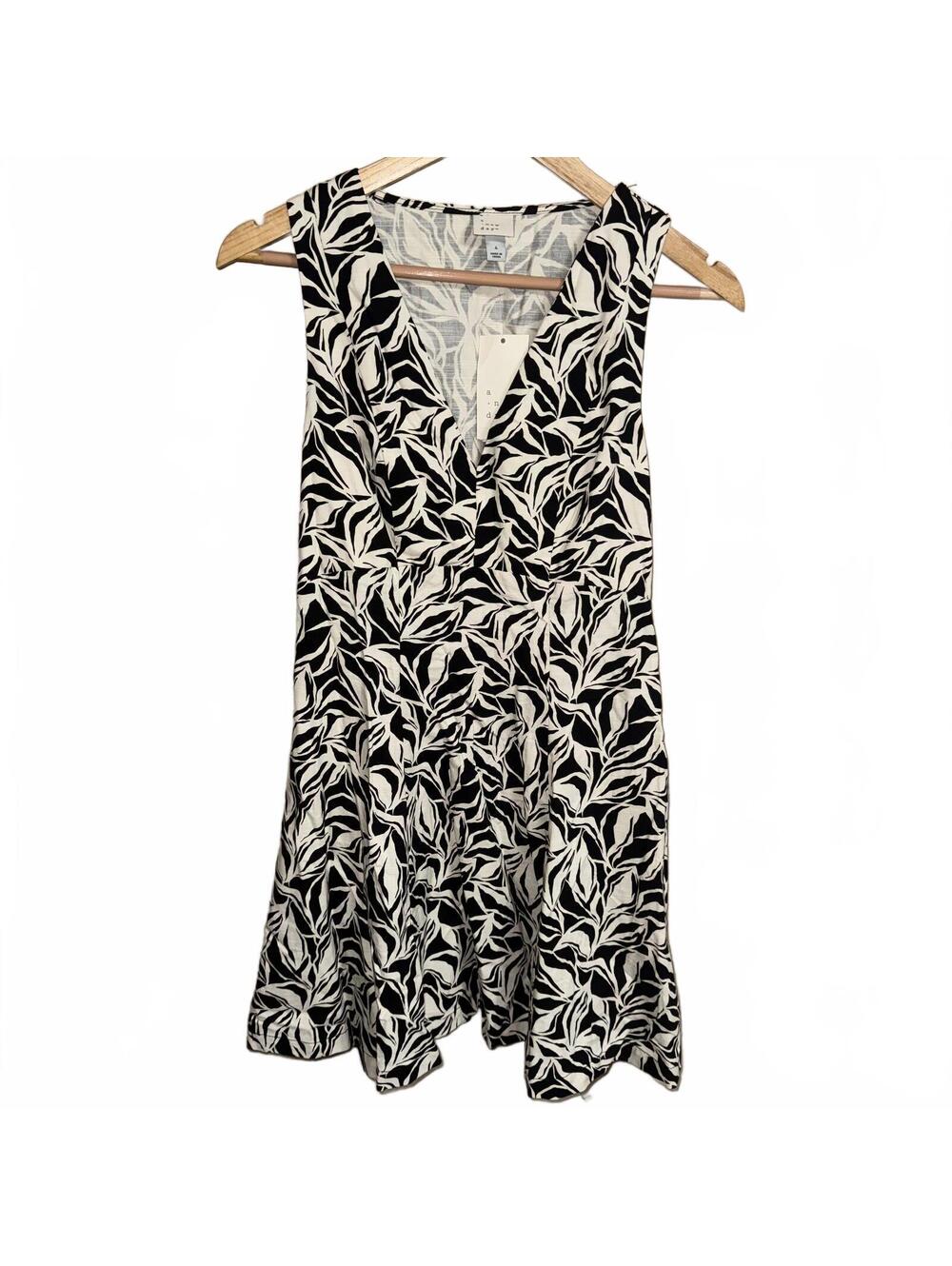 A New Day Women's Sleeveless V-Neck Black and White Leaf Print Dress Size 4